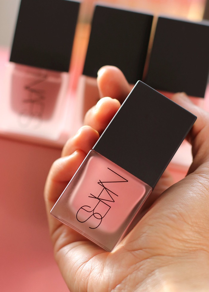 nars-liquid-blushes-in-hand