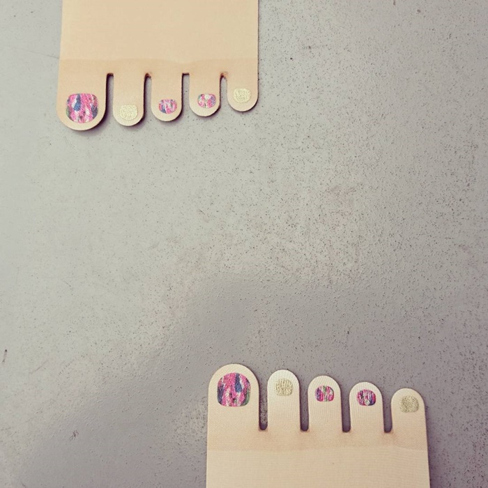 fake-nails-stockings-with-pre-painted-toenail (5)