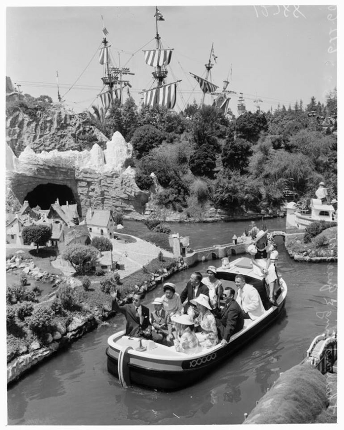 King Rama 9 at Disney Land (11)