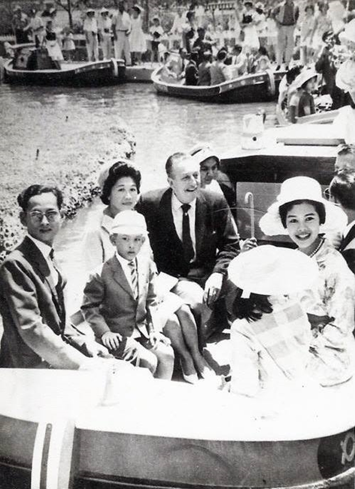 King Rama 9 at Disney Land (13)