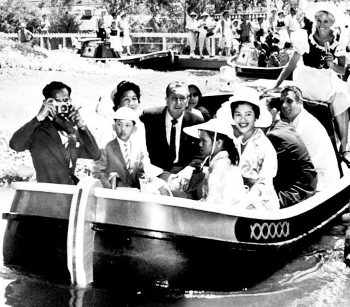 King Rama 9 at Disney Land (6)