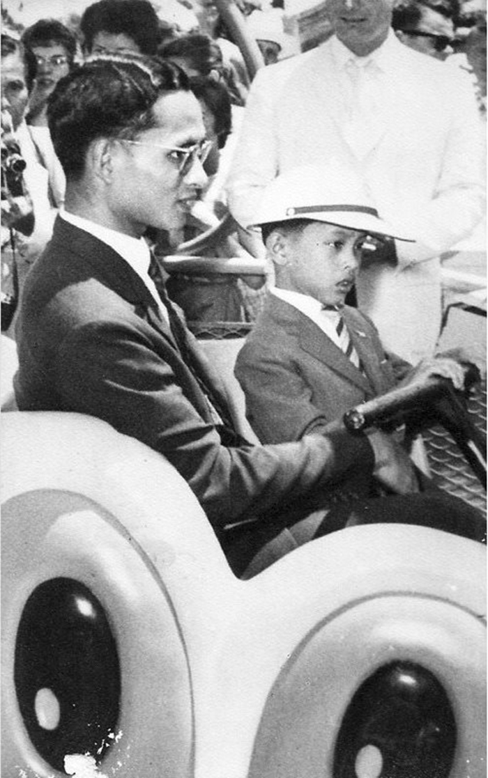 King Rama 9 at Disney Land (9)